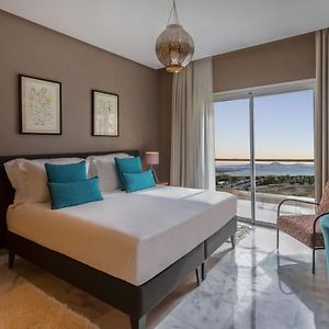 Superior Suite King-Size Bed – Lake View